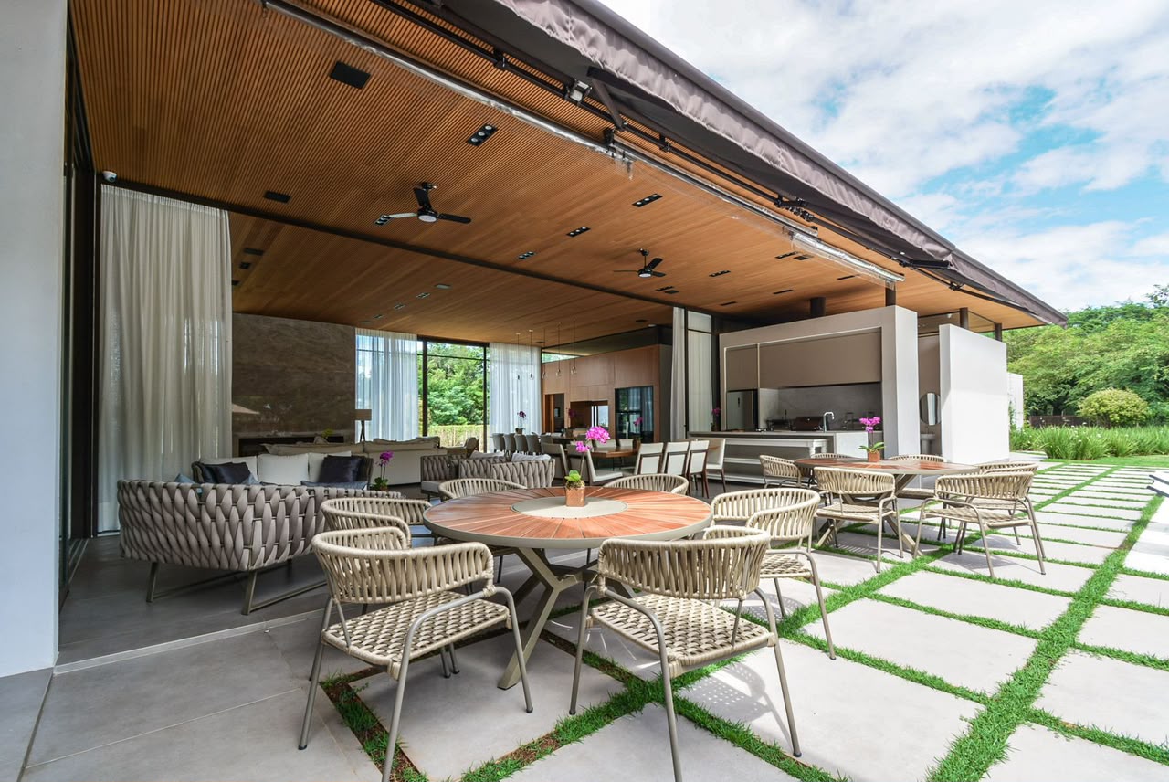 Casa contemporânea com 6 suítes e beach tennis na Fazenda Boa Vista